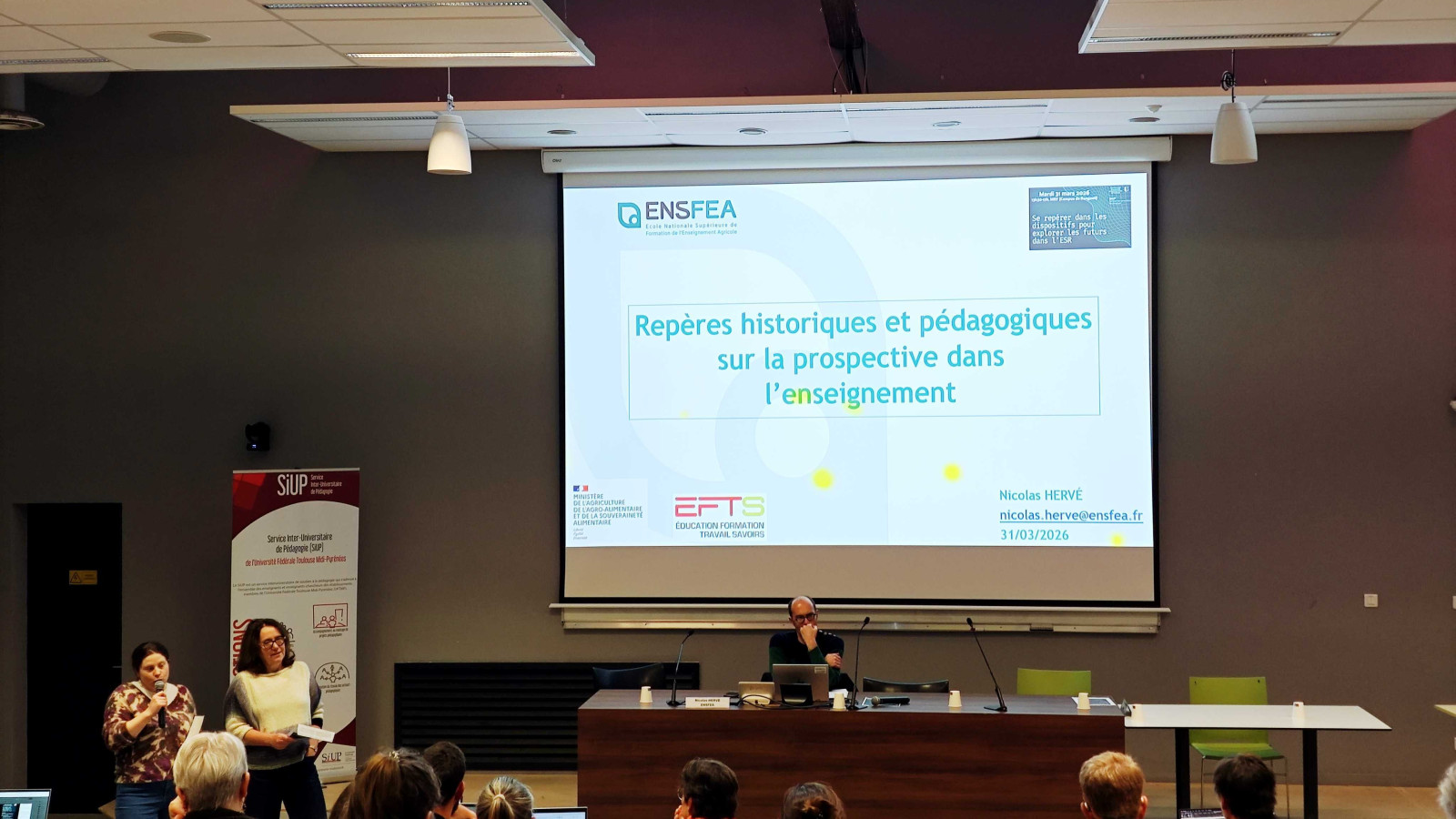 Se repérer dans les dispositifs pour explorer les futurs dans l'ESR